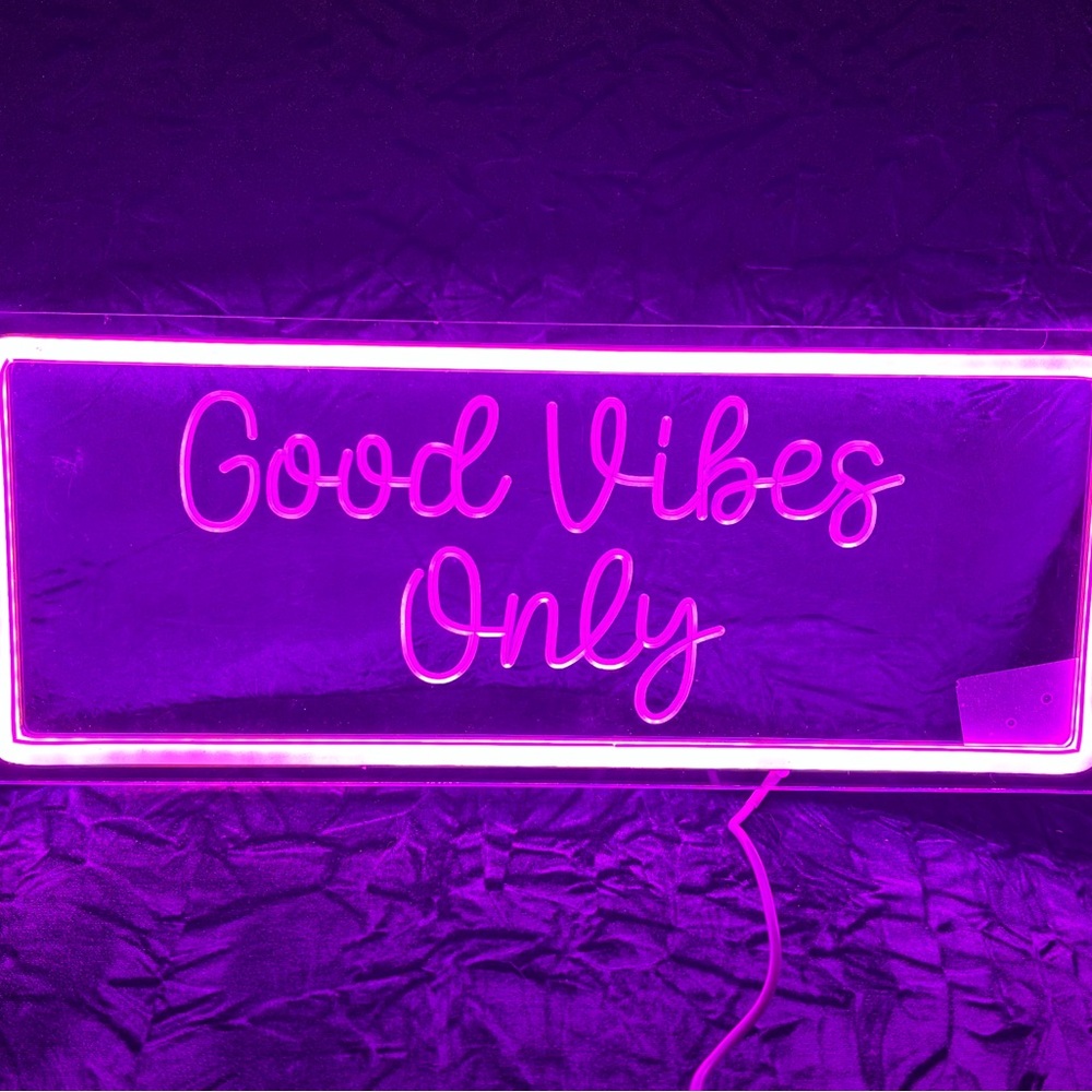 Neon Sign “Good Vibes Only” LED Purple
